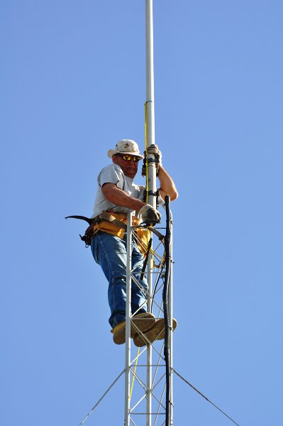 Bob-K4NBC Detaching Old Antenna 07.jpg